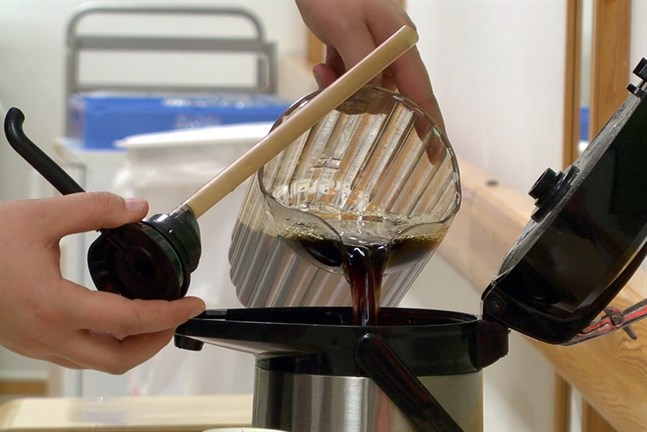 Det är inte bara dricksvattnet som behöver kokas utan också kaffevattnet. Åtminstone så länge rekommendationen är att allt vatten som förtärs behöver kokas i närmare tio minuter.